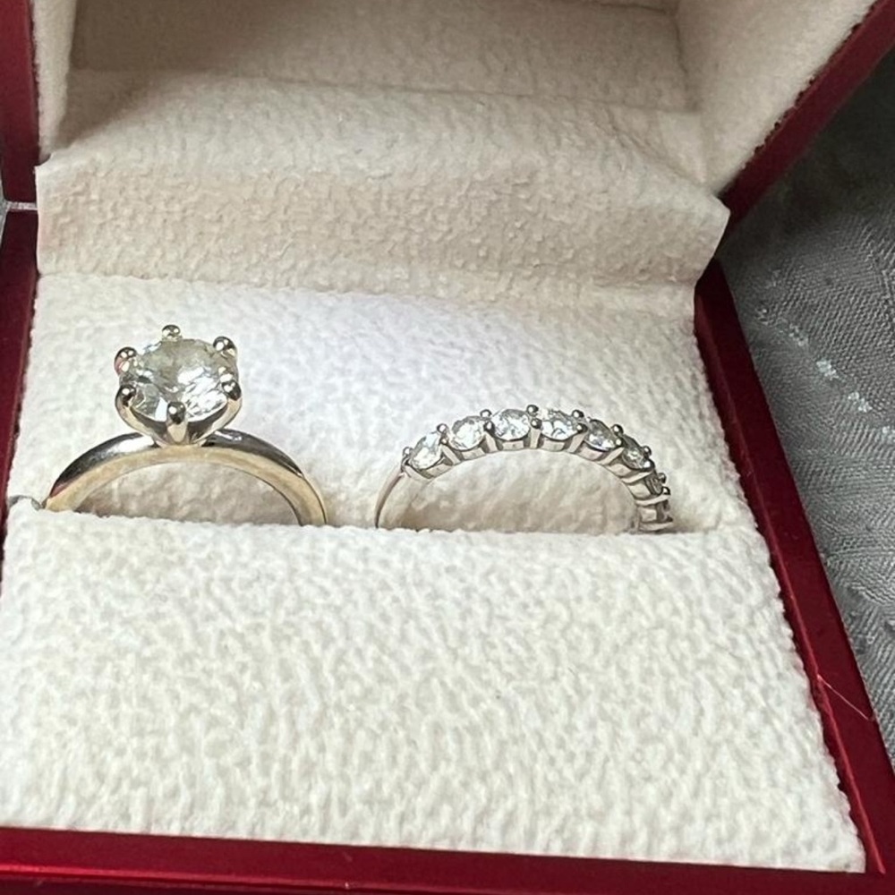 GIA round cut diamond engagement ring 1.7 carat / 18k gold